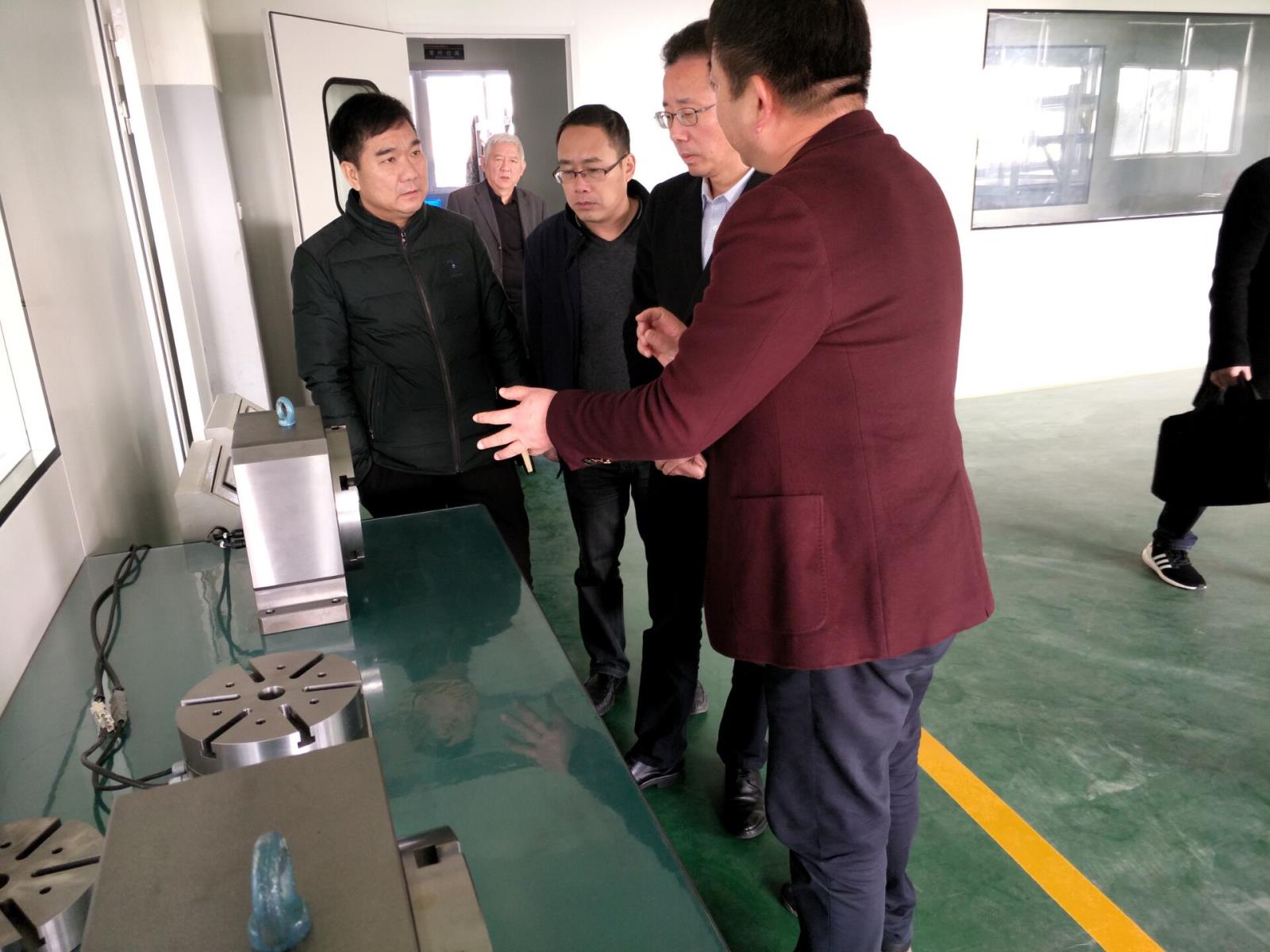李正良總經理向林建敏副市長介紹數控轉臺樣機.jpg 李正良總經理向林建敏副市長介紹數控轉臺樣機.jpg