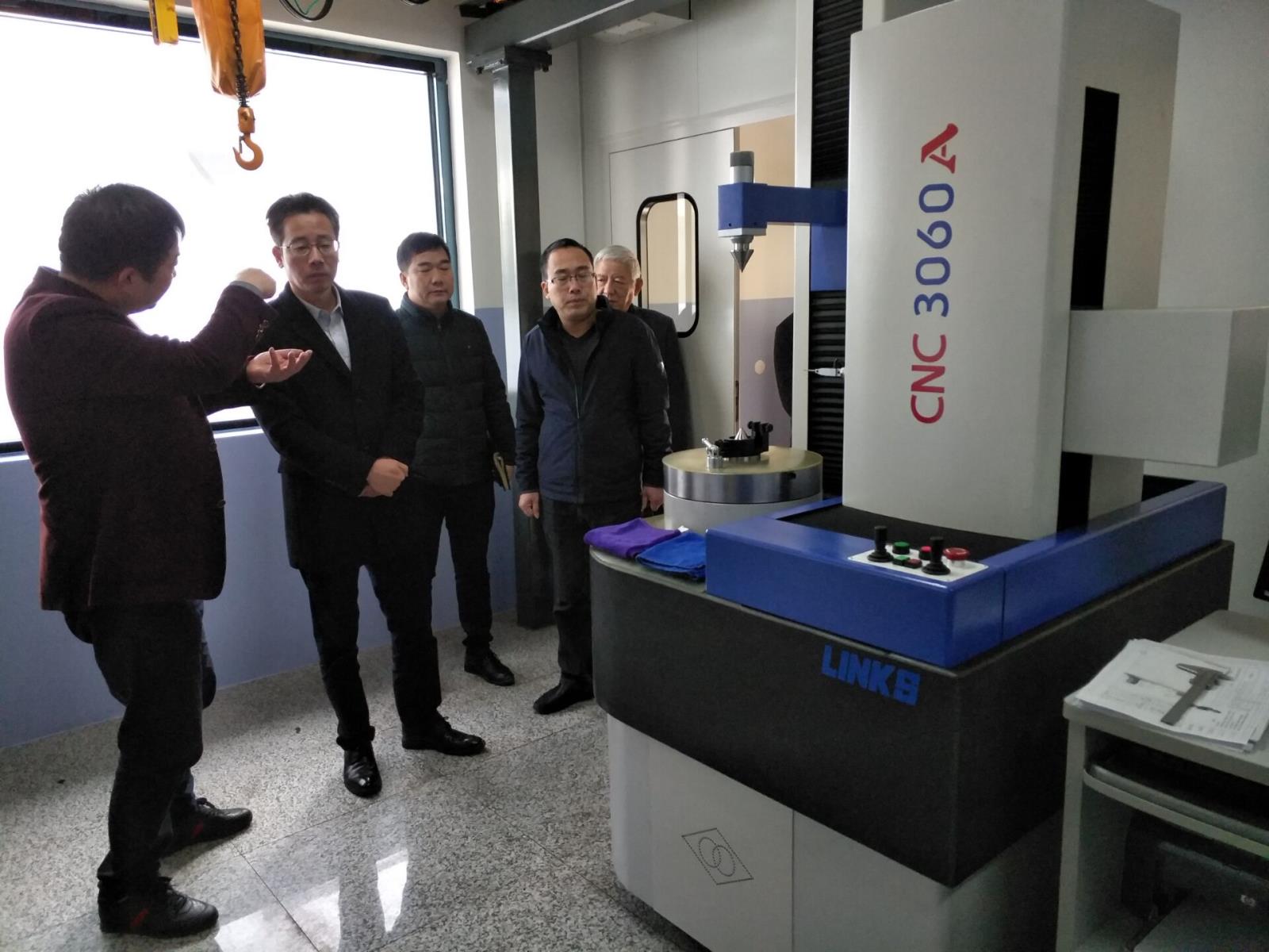 李正良總經理陪同林建敏副市長參觀三座標測量儀.jpg 李正良總經理陪同林建敏副市長參觀三座標測量儀.jpg