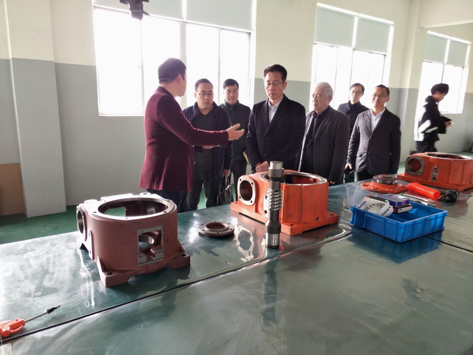 李正良總經理陪同林建敏副市長參觀減速機生產線.jpg 李正良總經理陪同林建敏副市長參觀減速機生產線.jpg